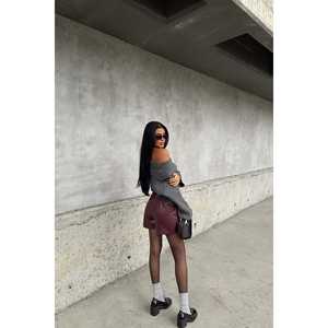 กางเกงขาสั้นหนัง PU สีแดงเบอร์กันดี ไซส์ XS สำหรับผู้หญิง แต่งซิป พร้อมลายโลโก้ที่เอว ตกแต่งด้วยผ้าโพลีเอสเตอร์ - Product Image 2