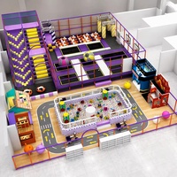 Ensemble complet d'équipements de jeux intérieurs pour enfants : trampoline, fosse à mousse, piscine à balles, piste de course, bureau de poste, caserne de pompiers, jeux de rôle