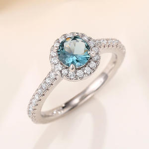 Anello di fidanzamento Q059 in oro bianco con zaffiro, taglio rotondo brillante, montatura a pavé, gioielli raffinati da donna - Product Image 4