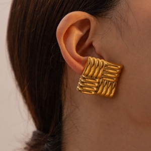 Pendientes de tuerca vintage impermeables de acero inoxidable con baño de oro de 18 quilates, textura geométrica, pendientes giratorios para mujer - Product Image 4