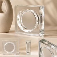 Briques de verre massif de forme ronde, industrielles, pour la décoration de murs de séparation de salons d'hôtel, de halls d'accueil et de bureaux.