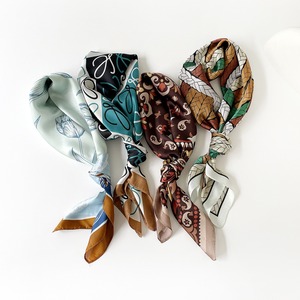 Élégant foulard en soie à imprimé floral, forme carrée, accessoire de mode pour femmes, toutes saisons, multifonctionnel, motif vert, jaune, bleu - Product Image 2