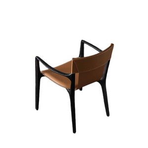 كرسي طعام من الخشب الصلب عالي الجودة من إيسادورا مصمم إيطالي مع مسند للذراعين أثاث منزلي عصري من الجلد السرج - Product Image 5