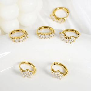 Pendientes de Aro Pequeños Tipo Huggie de Acero Inoxidable con Baño de Oro de 18K, Resistentes al Agua, con Diseño de Corazón y Flor, y Circonita Cúbica, para Mujer, Venta al por Mayor - Product Image 3