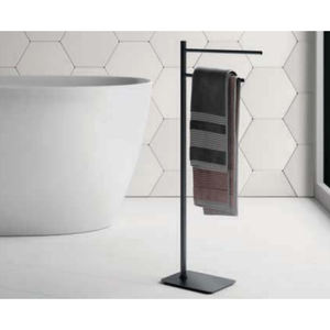 TRILLY Toallero de pie negro Herramienta de torneado elegante para baños - Product Image 3