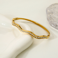 Bracelet Jonc Ouvert Ondulé en Acier Inoxydable Étanche avec Placage Or PVD 18K et Pierre Ronde – Bijoux en Gros