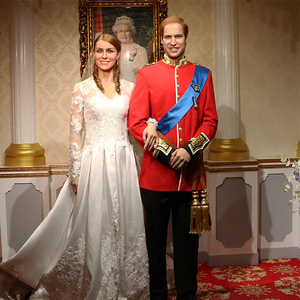 Tượng Đôi Bằng Nhựa Lãng Mạn Hoàng Gia Anh Trưng Bày Bảo Tàng - Product Image 1