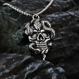Colgante de calavera de acero inoxidable yunnique con serpiente, estilo gótico, amuleto para hombre, para combinar con ropa, regalo - Product Image 2