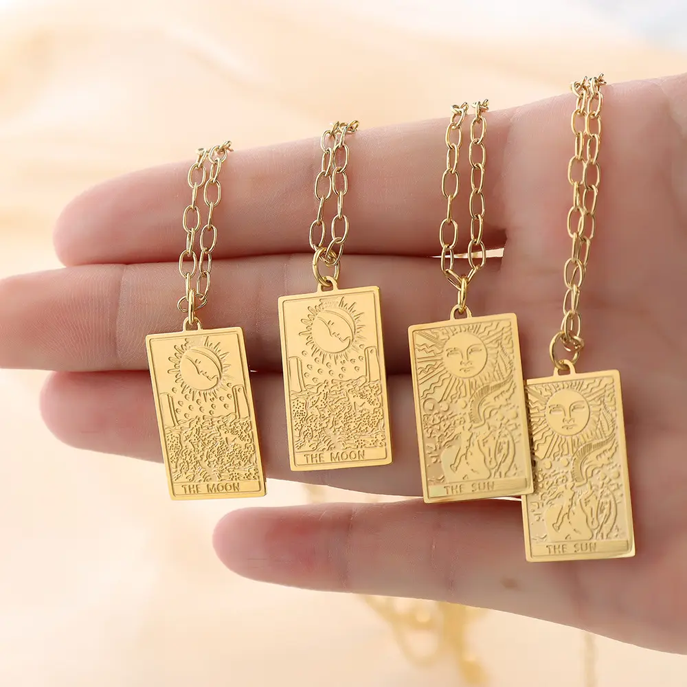 Produk baru perhiasan halus persegi panjang Retro 18k Sun Moon Emboss emas terukir baja tahan karat kartu Tarot liontin kalung