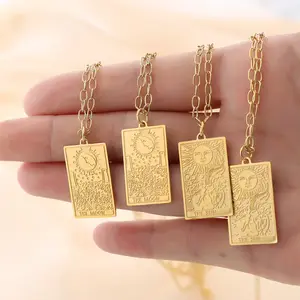 Nouveautés Bijoux fins Rétro Rectangle 18k Soleil Lune Emboss Or Gravé En Acier Inoxydable Carte De Tarot Pendentif Colliers