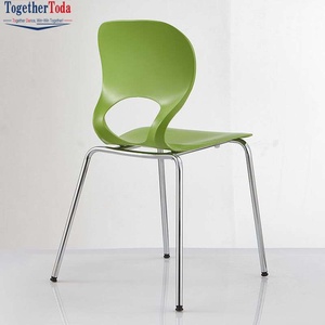 Chaise de salle à manger ergonomique en plastique PP, chaises de réception, design de siège incurvé avec pieds en métal pour la maison, la cuisine et le bureau - Product Image 3