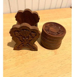 Juego de seis posavasos de madera inspirados en Boho con patrones rústicos tallados y elegante almacenamiento decorativo de la India - Product Image 1