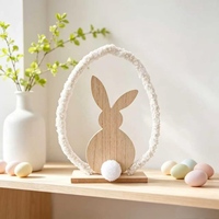 Hölzerner Osterhase Tischdekoration Ei-Form Flauschiger Sherpa-Rahmen Rustikales Frühlings-Tischgesteck 20cm Naturholz