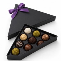 Boîte cadeau triangulaire en chocolat noir mat personnalisée avec ruban et nœud, vente en gros, livraison directe d'usine pour la vente au détail et les cadeaux