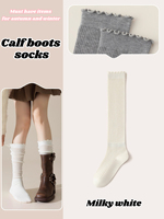 Chaussettes empilées traitées et personnalisées Chaussettes de mollet blanches avec embellissements d'oreille en bois Bottes longues Chaussettes mi-longues