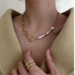 Collar Grueso de Perlas Naturales Barrocas con Cadena de Eslabones Asimétricos Chapados en Oro para Mujer, Joyería para Regalo - Product Image 1