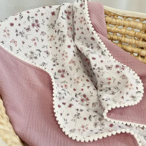 Manta Envolvente Personalizada de Muselina de Algodón para Bebé, Manta para Cuna o Cochecito con Pompones, Manta Suave de Gasa para Bordar el Nombre - Product Image 3