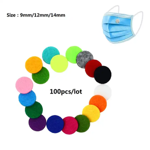 100 pcs/lot coussinets en <span class=keywords><strong>feutre</strong></span> d'aromathérapie colorés à la mode 9mm adaptés pour 12mm diffuseur d'huile essentielle médaillon flottant couleur aléatoire - Product Image 3