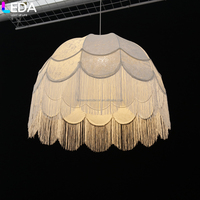 Lustre à pampilles LEDA avec abat-jour festonné beige, luminaire suspendu à franges pour la décoration de plafond de mariage, banquet ou événement