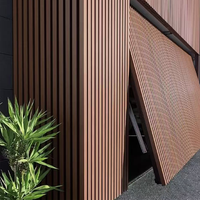 Panneau de grille extérieure moderne en WPC co-extrudé à quatre nervures, 216 mm de largeur de couverture, classe B1, étanche, pour façades et murs de villas
