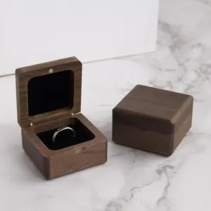 Caja de anillo de madera de nogal cuadrada POYA, soporte de anillo de madera para ceremonia de boda