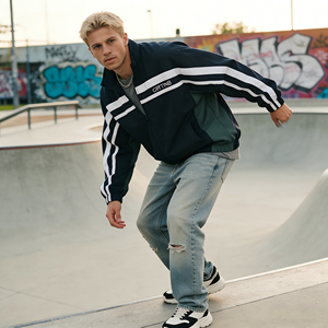 Veste streetwear style New York personnalisée ODM pour hommes et femmes, coupe-vent léger à col montant rayé et color block, style bomber. - Product Image 6