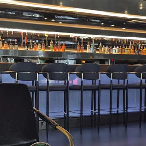 Tabouret de bar moderne et élégant avec dossier confortable, assise en cuir PU souple, structure métallique robuste pour bars et restaurants à domicile. - Product Image 1