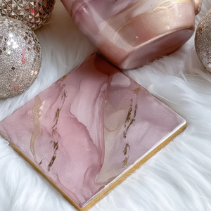 Posavasos de resina Rosa hechos a mano con acabado brillante ideal para cócteles y decoraciones para cenas nocturnas - Product Image 1