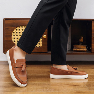 Mocasines con borlas para hombre, estilo slip-on, zapatos para caminar, de piel sintética, suela plana, zapatos casuales para uso diario. - Product Image 4