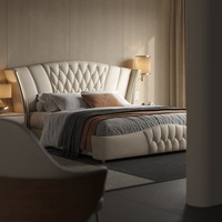 Lit King Size en Cuir Véritable de Luxe, Mobilier Moderne pour Chambre Parentale, Tête de Lit Capitonnée Crème, Lit Double pour Villa