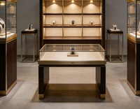 Ensemble de vitrines de luxe pour montres, personnalisées, durables, faciles à nettoyer, en bois foncé avec cadre en métal doré, vitrine en verre, éclairage LED, boutique de montres haut de gamme
