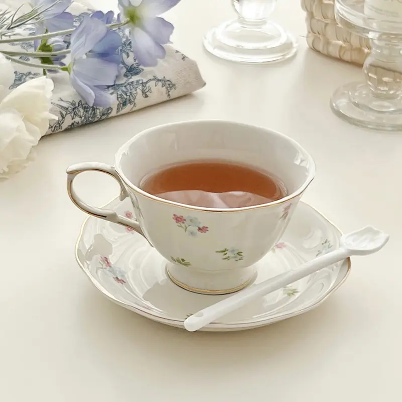 Juego de tazas de té y platillos Vintage, juego de tazas de té de café de porcelana de 250ml, regalos de boda, tazas de flores de cerámica con borde dorado