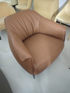 Luxuriöser Mid-Century Modern Akzentstuhl aus Rindsleder, Einzelner Freizeitsessel für Zuhause, Büro und Wohnzimmer, Bequemer Armsessel - Product Image 3