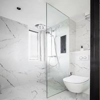 Paroi de douche droite moderne sans cadre sur mesure pour hôtel et appartement, séparation humide/sec, verre revêtu 8 mm