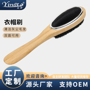 Cepillo para ropa de doble cara con mango de bambú y cerdas suaves para eliminar el polvo de la ropa - Product Image 5