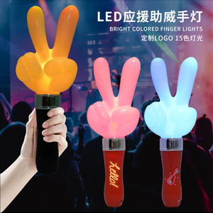 Bâton lumineux LED Victory Sign à 15 couleurs changeantes avec logo personnalisé pour accessoires de concert et de cheering - Product Image 1
