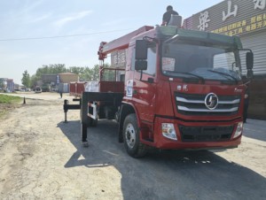 La grúa montada en vehículo Howo T5G 6*4 utiliza un equipo pesado ST260 de 280 caballos de fuerza para transportar los componentes del motor central - Product Image 2