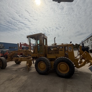 Motoniveladora CAT 140G usada para construcción de carreteras y nivelación de terrenos con motor potente y rendimiento estable - Product Image 6