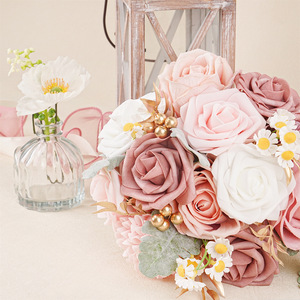 Ramo de Novia Rosa Polvoriento con Margaritas y Eucalipto, Flores Artificiales Hechas a Mano para Bodas, Novias, Damas de Honor y Sesiones de Fotos - Product Image 2