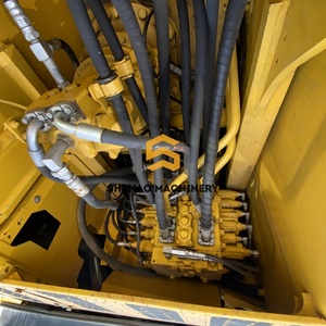 Excavadora de cadenas Komatsu PC220 usada, 90% nueva, en venta, en buen estado y con pocas horas de trabajo. - Product Image 5