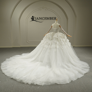 Vestido de Novia de Lujo Moderno GT26020, Sin Tirantes, Color Marfil, con Encaje, Flores de Cristal, Volantes, Estilo Imperio, con Cola - Product Image 3