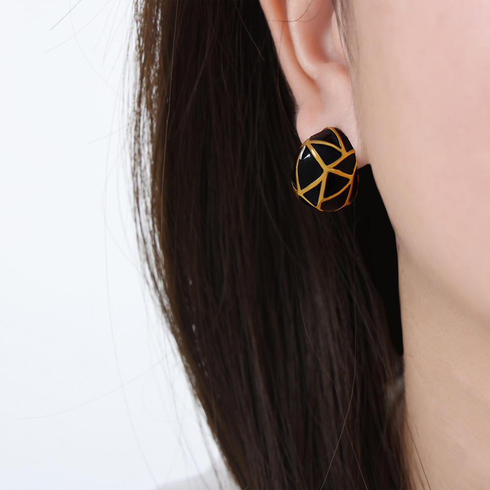 ต่างหูเคลือบทองสีดำที่มีน้ำหนัก