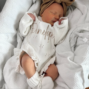 Mono de anuncio de nacimiento para bebé prematuro, de punto de algodón delicado, con volantes en las piernas, personalizado, color marfil, conjunto elástico suave - Product Image 6