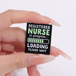 دبابيس معدنية مخصصة للممرضات بتصميم 'ممرضة مرخصة في التدريب'، دبابيس طبية مضحكة مطلية بالمينا للممرضات - Product Image 2