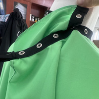 Nouvelle arrivée Grande cape de barbier en polyester XXL Cape de coiffure imperméable à boutons-pression pour salon de coiffure