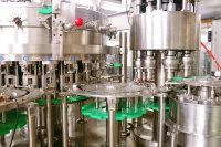 Machine à boissons gazeuses en bouteille PET, haute efficacité, durable, compatible IoT, contrôlée par PLC, haute productivité, eau pure en verre