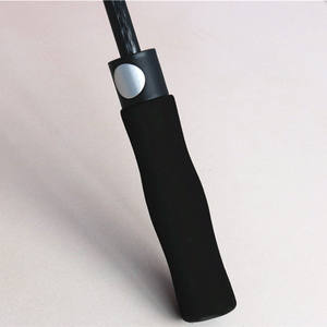 DD3508 <span class=keywords><strong>comprar</strong></span> tamaño mediano precios baratos marco de fibra a prueba de viento logotipo personalizado impresión negro recto goft paraguas para la venta - Product Image 5