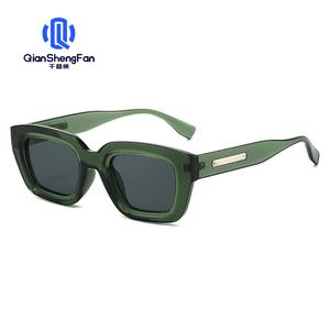 Nouvelles <span class=keywords><strong>lunettes</strong></span> de soleil tendance européennes et américaines pour femmes, <span class=keywords><strong>lunettes</strong></span> de soleil rétro rouges de style joker, <span class=keywords><strong>lunettes</strong></span> de rue UV400, vente directe d'usine - Product Image 4