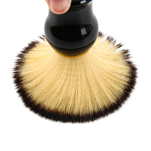Brocha de afeitar Playboy con cerdas de nailon y mango negro para limpieza facial y afeitado masculino - Product Image 3