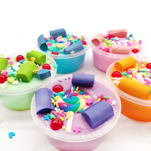 Slime de Colores Arcoíris en Vasos Azules con Chispas y Decoraciones de Caramelos para Niños, Diversión con Plastilina y Slime - Product Image 5